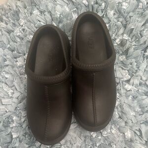 UGG women’s Black Slip-On Slippers